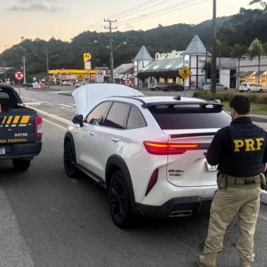 Homem é preso pela PRF ao dirigir SUV clonado na BR-101