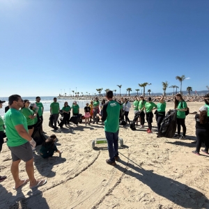  Voluntários se unem em mutirão para limpar praia