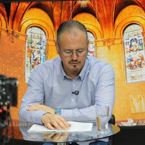 Renove sua fé e encontre força nas mensagens e orações do Padre Elizandro, ao vivo nesta tarde