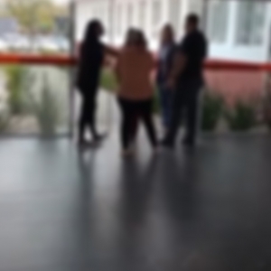 Mãe de criança que teria sofrido abuso confronta escola em momento de desespero