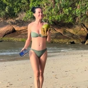Katy Perry surpreende fãs e curte praia da região com vista para Tijucas