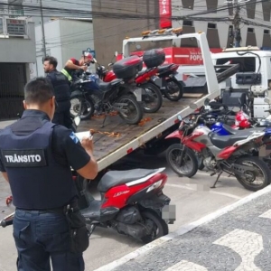 Fiscalizações resultam em autuações e remoções de motocicletas irregulares 