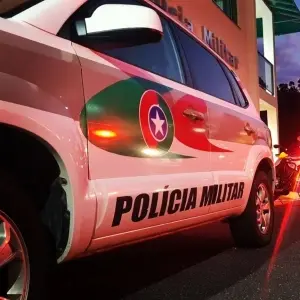 Homem é preso após ameaçar e agredir companheira, sogra e filha em Brusque