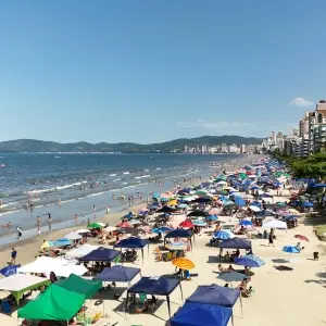 Câmara de Itapema analisa projeto que proíbe uso de tendas na faixa de areia
