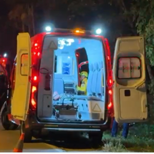 Veículo despenca em ribanceira de 25 metros; vítima foi resgatada inconsciente