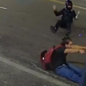 Colisão entre motoneta e motocicleta chama atenção pela reação inusitada dos condutores  