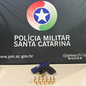  Homem em surto é preso com arma de fogo após causar acidentes