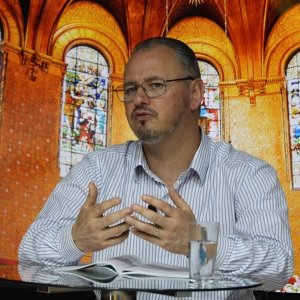 Tarde especial de fé e oração com Padre Elizandro, trazendo palavras que confortam, renovam e edificam