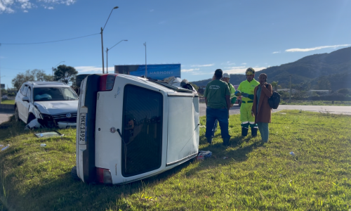 Acidente entre Tiguan e Uno Mille é registrado na BR-101
