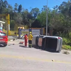 Carro capota e deixa duas pessoas feridas no Morro de Zimbros