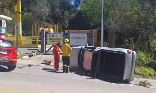 Carro capota e deixa duas pessoas feridas no Morro de Zimbros