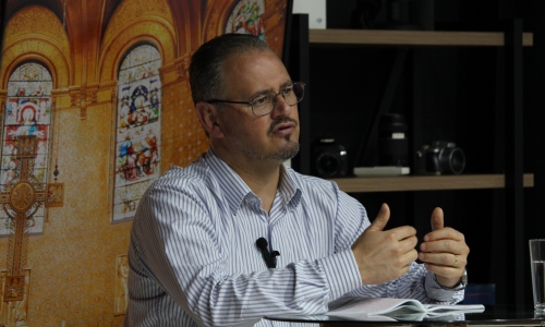 Padre Elizandro Scarsi encerra a semana com bênçãos e esperança no programa Tarde de Fé