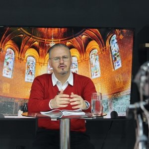 Renove sua fé e encontre força nas mensagens e orações do Padre Elizandro, ao vivo nesta tarde