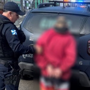 Homem em saidinha invade salão de beleza e agarra mulher   