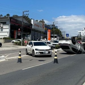 Motorista capota carro ao fazer retorno na Avenida do Estado em Balneário Camboriú