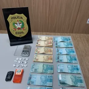Homem suspeito de tráfico é preso com mais de R$ 13 mil e veículo de luxo