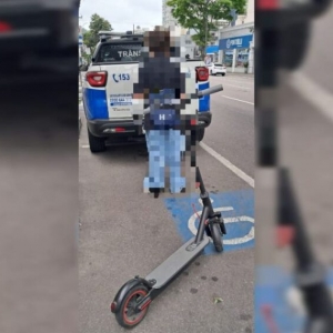 Fiscalização resulta em retenções e remoção de patinete conduzido por adolescente  
