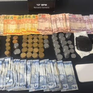 Homem é preso por tráfico de drogas e Pit Bull ataca policiais 