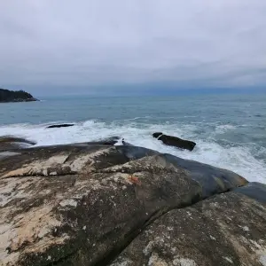Surfista auxilia resgate de pescador após queda no costão da Praia da Ilhota em Itapema
