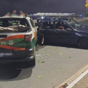 Fiat Uno desgovernado colide com Fiat Strada da Prefeitura de Camboriú na Avenida Panorâmica  