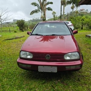 Veículo furtado é localizado abandonado nos fundos de residência