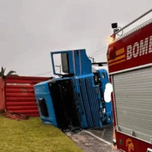 Família é encaminhada ao hospital após caminhão tombar em rodovia de Brusque