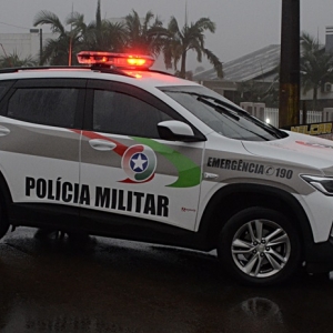 Mãe é presa após deixar filhos de 5 e 2 anos sozinhos  