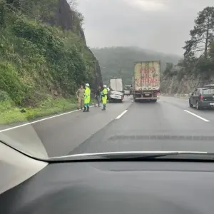 Carro capota após colisão com caminhão no Morro do Boi, em Balneário Camboriú