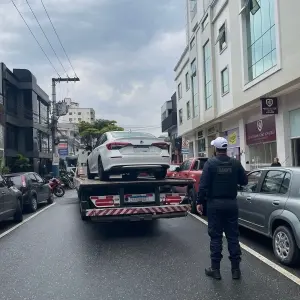 Carro furtado é recuperado durante operação de fiscalização