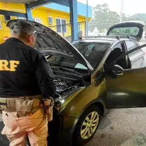 Carro roubado em São Paulo é recuperado pela PRF na BR-101 em Itapema