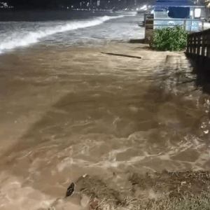 Ressaca surpreende moradores e invade calçadas na orla de Meia Praia