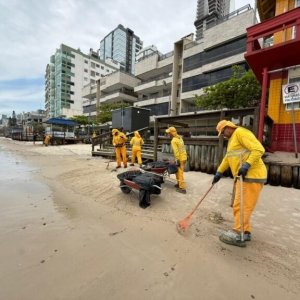 Prefeitura mobiliza força-tarefa após ressaca atingir orla de Itapema