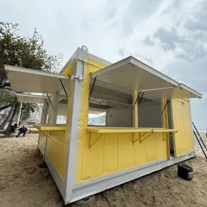 Quiosques provisórios de contêineres começam a ser instalados em praia da região