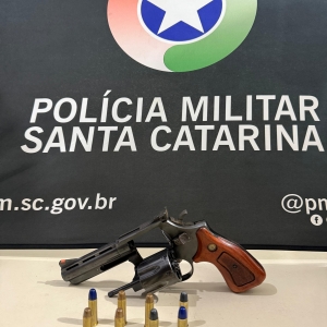 Arma, munições e drogas são apreendidas durante abordagem 