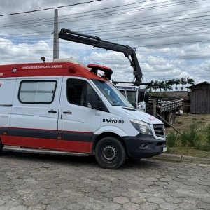 Homem sofre choque elétrico e queda durante instalação de poste