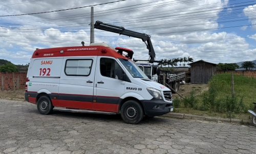 Homem sofre choque elétrico e queda durante instalação de poste