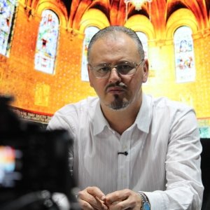 Renove sua fé e encontre força nas mensagens e orações do Padre Elizandro, ao vivo nesta tarde