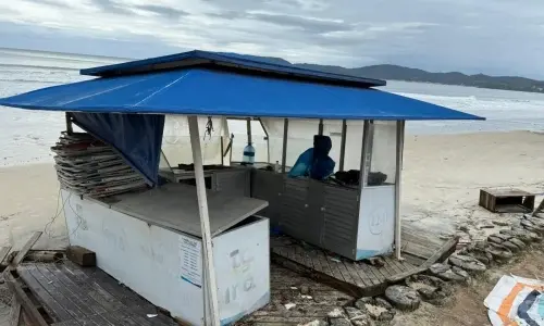 Mar revolto causa estragos na orla de Itapema e preocupa comerciantes  