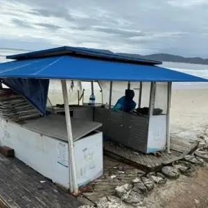 Mar revolto causa estragos na orla de Itapema e preocupa comerciantes  