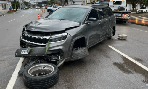 Capotamento lança bebê engasgado para fora do carro a caminho do hospital