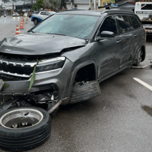 Capotamento lança bebê engasgado para fora do carro a caminho do hospital