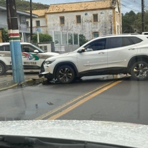 Veículo colide contra poste no Centro de Porto Belo durante a madrugada  