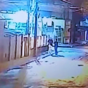 Homem é esfaqueado por colega de trabalho na frente de casa; câmeras flagraram o ataque