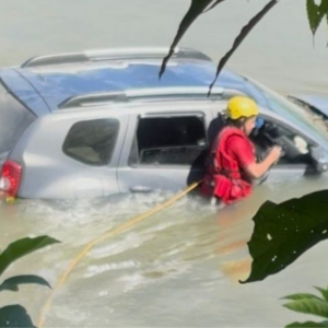 Motorista perde o controle da direção e carro cai no rio Itajaí-Mirim 