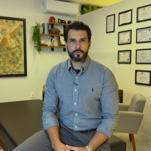 Dor no cotovelo pode indicar o “cotovelo de tenista”. Assista e entenda. 