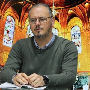 Acompanhe um momento de fé, oração e reflexão com Padre Elizandro, trazendo esperança para sua tarde