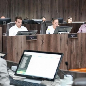 Vereadores aprovam ampliação das licenças maternidade e paternidade para servidores públicos