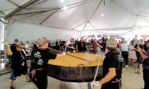 Porto Belo celebra tradição e serve maior risoto do Brasil no Festival do Camarão