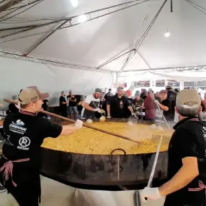 Porto Belo celebra tradição e serve maior risoto do Brasil no Festival do Camarão