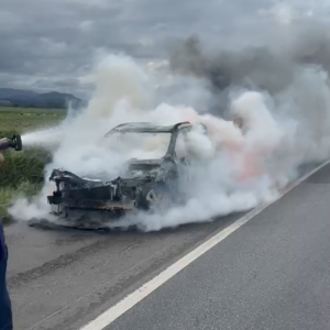 Pane elétrica provoca incêndio e destrói veículo de luxo   